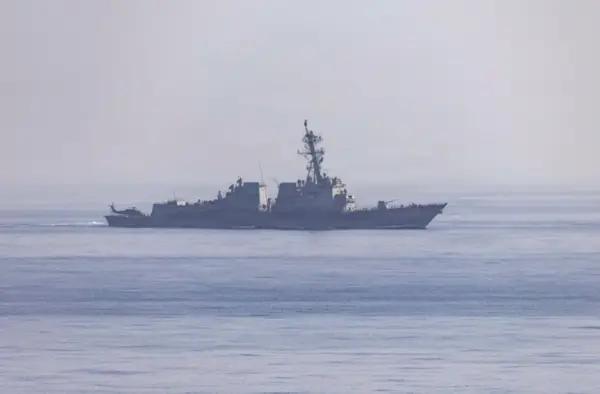 ВИДЕО: САД протераа кинески танкер од Ормутскиот теснец