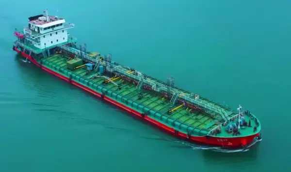 Ирански медиуми: Ирански супертанкер помина низ Ормускиот теснец без никакво криење