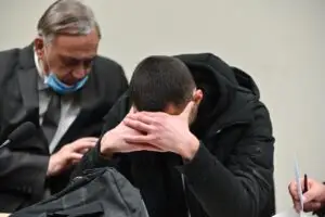 Нови снимки во судница: Стојанче Јовановски кај Кривичниот суд ја тепа Ивана со шлаканици, два часа пред самоубиството