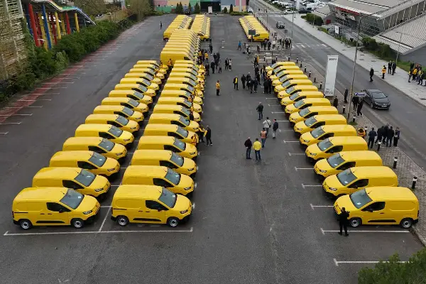 НИКОЛОСКИ: Со набавените 100 нови возила за Македонска пошта го подобруваме нејзиното работење и доставата на пратките