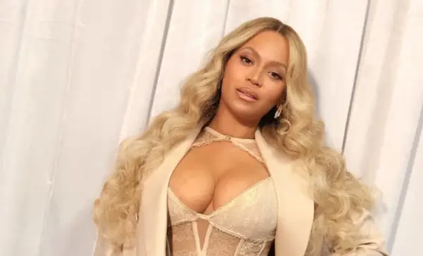 Бијонсе во чипкаст корсет и најлонки, сите се воодушевени од стајлингот (ВИДЕО)