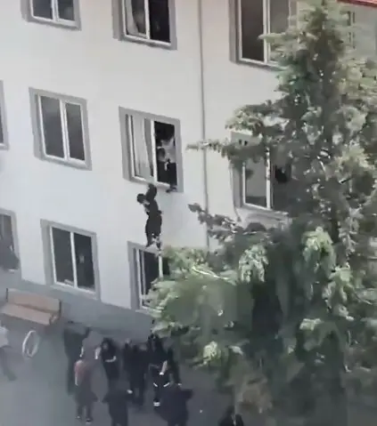 ВИДЕО: Нов ужас во Турција – Ученици скокаат од прозорец, повторно пукање во училиште, има убиени и ранети