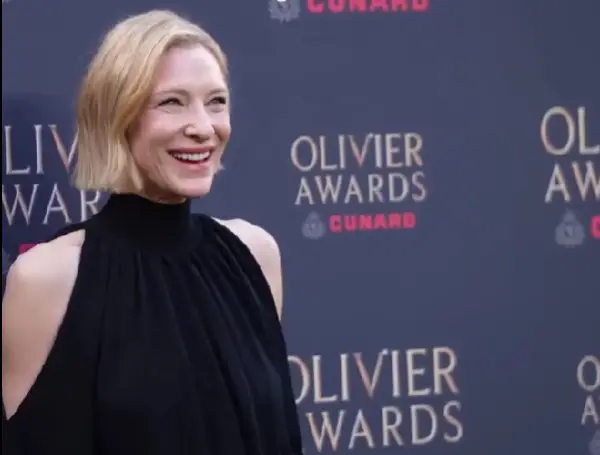 (Видео) Актерката Кејт Бланшет снимена како покажува среден прст на црвениот тепих