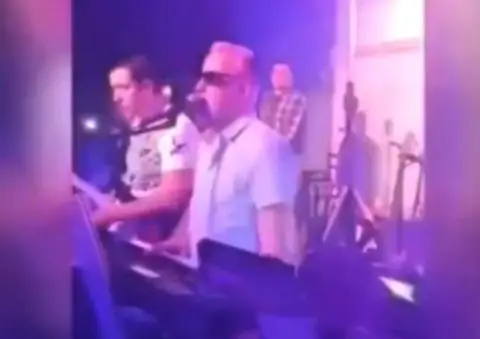 СРАМОТА: Музичар му го краде бакшишот на Саша Матиќ (ВИДЕО)