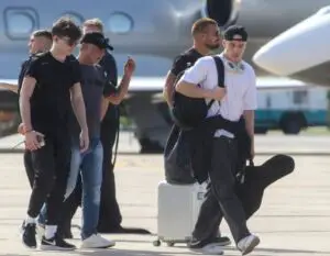 ФОТО | Копија на татко им – Рики Мартин „уловен“ со синовите пред концертот во Аргентина