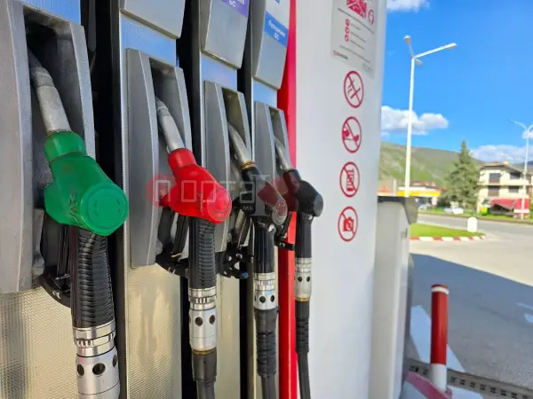 Бензинот 95 октани се намалува, 98-цата останува непроменета, додека Дизелот поскапува – ова се новите цени од ноќеска