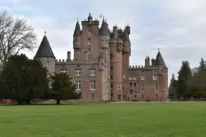 Ретки вина чувани речиси еден век во шкотски замок ќе се најдат на аукција на „Сотби“