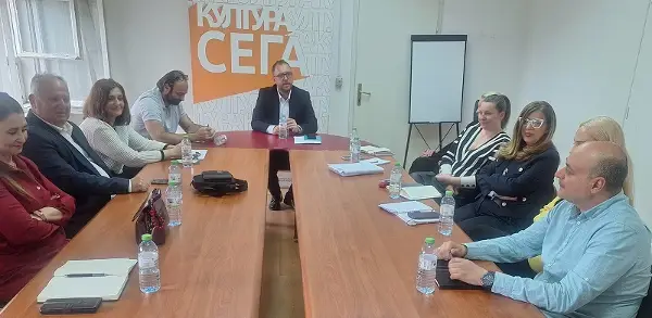 Културните работници вчера седнаа на маса со Љутков. Денес протестираа пред Министерството