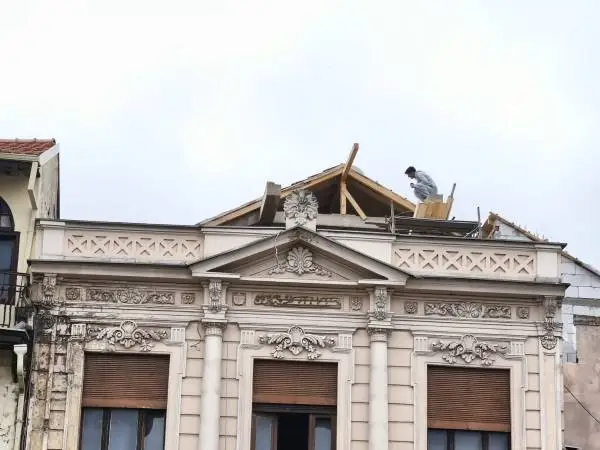 Се изведува лифт на архитектонскиот бисер „Алхамбра“ во Битола, конзерваторскиот надзор вели сè е по пропис