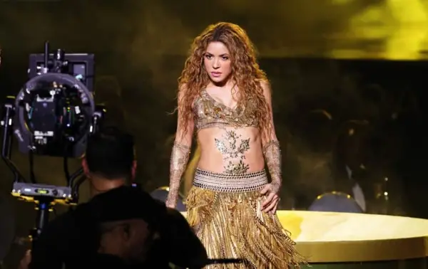 Шакира на удар на критики- камерманот падна пред неа, сите во шок што направи пејачката (ВИДЕО)