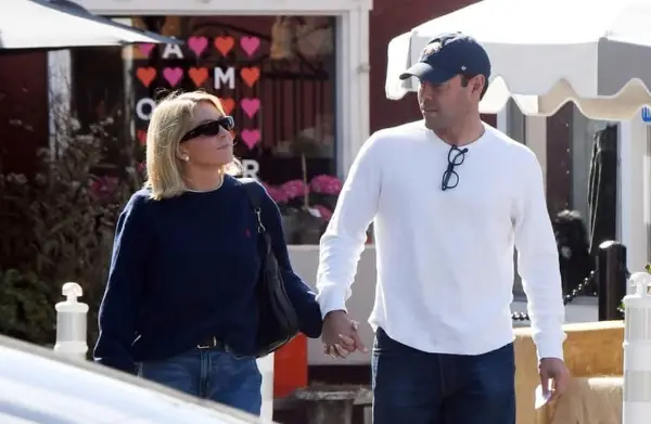 Сидни Свини потврди дека е во врска со 16 години постариот музички менаџер Браун