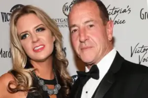 Поранешната маќеа на Линдзи Лохан е уапсена откако пијана го нападнала таткото на актерката и му го скршила носот