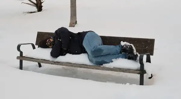 Го нашле замрзнат на клупа, откако се препил со вотка- докторите го прогласиле за мртов, кога се случило чудо 