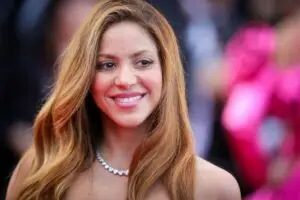 ВИДЕО | Шакира предизвика лавина негативни реакции откако ладнокрвно го одмина камерманот кој се струполи пред неа