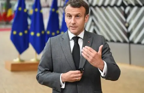 Макрон ги повика младите повремено да ги остават телефоните и да уживаат во животот „офлајн“