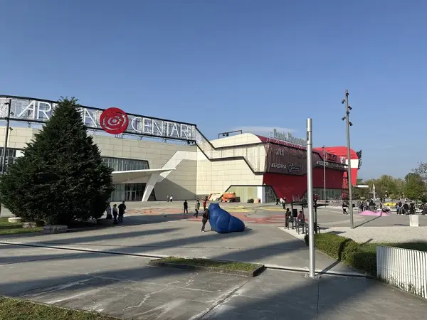 ВИДЕО: Евакуација на три трговски центри во Загреб поради дојави за бомби