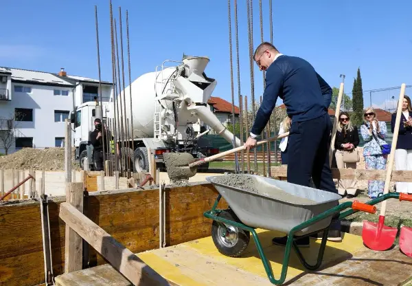 НОВА ИНВЕСТИЦИЈА ВО ОБРАЗОВАНИЕТО Мицкоски најави уште вложувања во иднината на децата