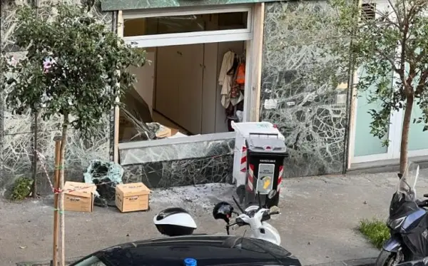 СРЕДЕ ДЕН ОГРАБЕНА БАНКА ВО НЕАПОЛ, КРАДЦИТЕ ИЗБЕГАЛЕ НИЗ ТУНЕЛ ОТКАКО ДРЖЕЛЕ 25 ЗАЛОЖНИЦИ