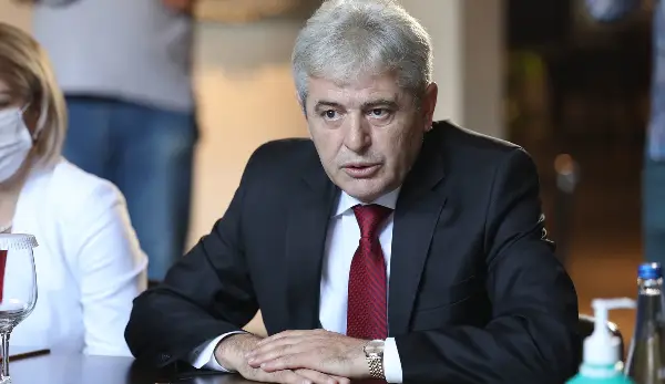 Пратеник од ВЛЕН откри оти Владата го крши Законот за јазиците, велат од ДУИ