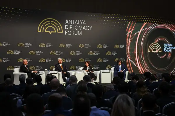 📽️ НА СВЕТОТ МУ ТРЕБААТ ЛИДЕРИ КОИ ЌЕ ПРЕДУПРЕДАТ ЗА РИЗИЦИТЕ Сиљановска Давкова во Анталија повика на реформи во ОН и во ЕУ