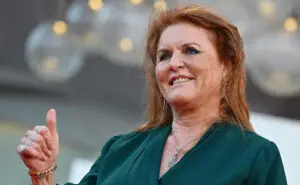 ВИДЕО | По 213 дена илегала поради скандалот со Епстин, Сара Фергусон „уловена“ како се крие во луксузен ски-центар на Алпите