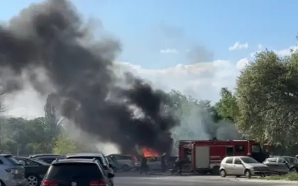 Голем пожар проголта три коли попладнево на паркингот под Скопското Кале