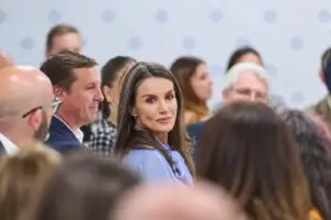 ФОТО | Кралицата Летиција покажа дека и седата коса може да биде многу елегантна