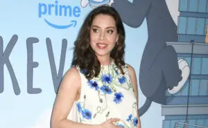 ФОТО | Обри Плаза го покажа трудничкиот стомак во пролетен мини фустан на црвениот тепих во Њујорк