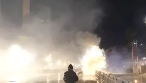 Протести пред зградата на Владата во Тирана, демонстрантите фрлаа молотови коктели