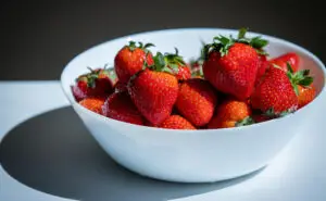 Што се случува во телото кога секојдневно јадеме јагоди и дали се безбедни за секого?