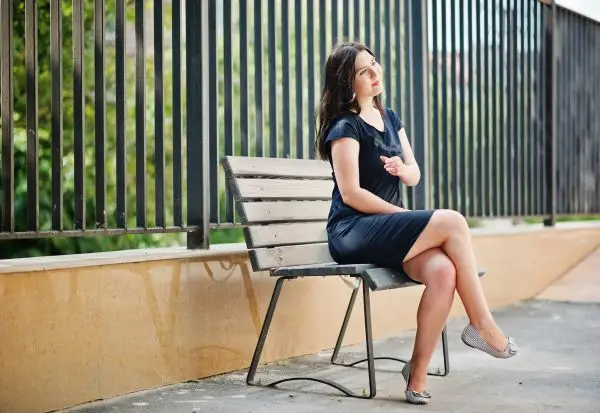 Дали седењето со прекрстени нозе ги уништува колената? Одговорот ќе ве изненади