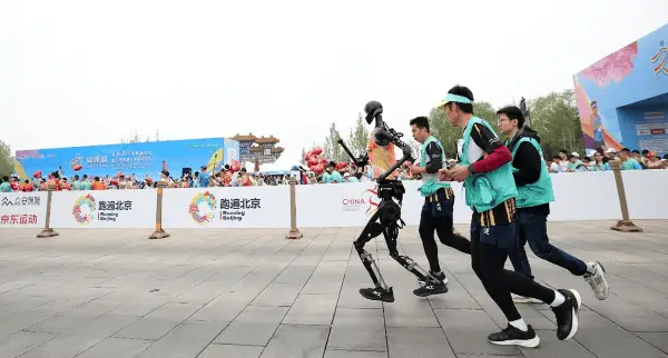 ВО ПЕКИНГ СЕ ОДРЖУВА ВТОР ПОЛУМАРАТОН ЗА РОБОТИ: Машините сега трчаат речиси како луѓето