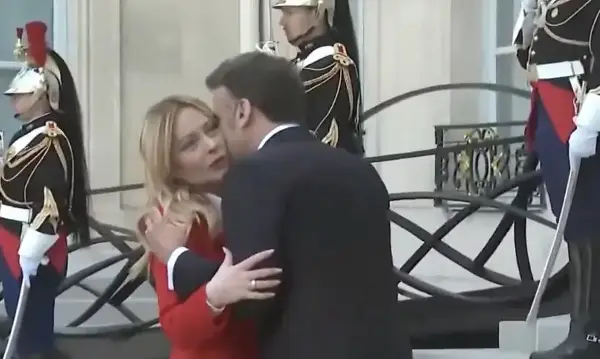 ВИДЕО – Неочекувана сцена на дочек: Мелони збунета од гестот на Макрон