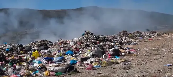 Гори дива депонија во Арачиново – Граѓаните се жалат дека пече на грло и на нос, се загадува цело Скопје