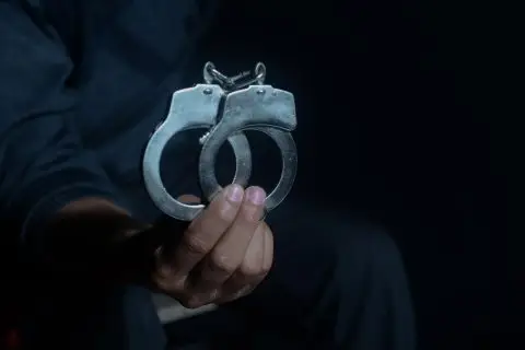 Уапсени две лица поради кражба на материјали од кај што работеле