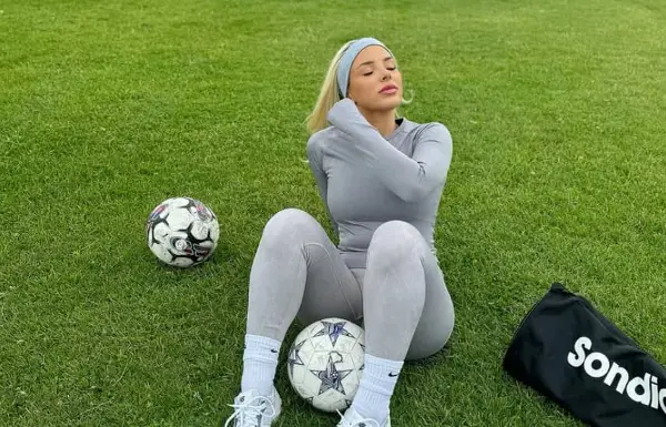 Најатрактивната фудбалерка ги запали мрежите со снимки во минијатурно бикини (ФОТО)