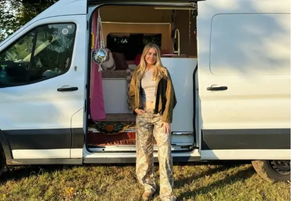 Девојка решила да живее во комбе: Секој месец заштедувам по 1.600 евра (ФОТО)