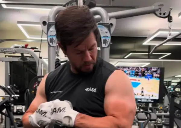 Марк Волберг ја откри тајната на својот изглед: Ледена бања и тренинг во 4 часот наутро (ВИДЕО)