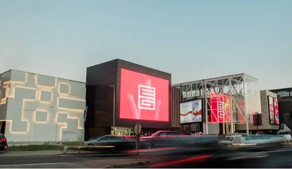 ЛАЖНИ ДОЈАВИТЕ ЗА БОМБИ ВО СКОПЈЕ: МВР два часа ги проверуваше Ист гејт и Дајмонд и утврди дека нема експлозивни направи