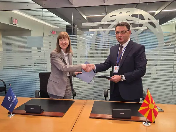 Гувернерот Славески и Басани од Светската банка потпишаа договор за експертска поддршка за воведувањето инстант плаќања во земјата