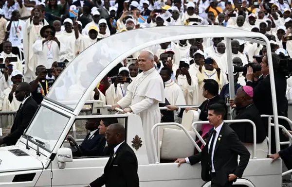 Папата во Ангола одржа миса пред 100.000 луѓе, повторно ги прозва „деспотите и тираните“