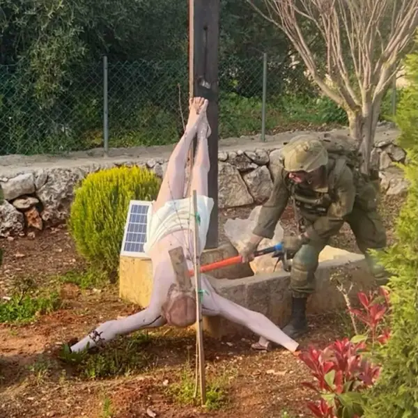 ИЗРАЕЛСКИ ВОЈНИК СО ЧЕКАН ИСКРШИ СТАТУА ОД ИСУС ВО ЛИБАН Израелската армија вети дека ќе го казни