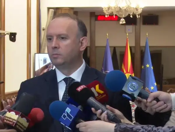 ГАШИ МУ ЈА ЧЕСТИТА ПОБЕДАТА НА РАДЕВ: Партијата на екс претседателот на Бугарија ќе има апсолутно мнозинство во Собранието