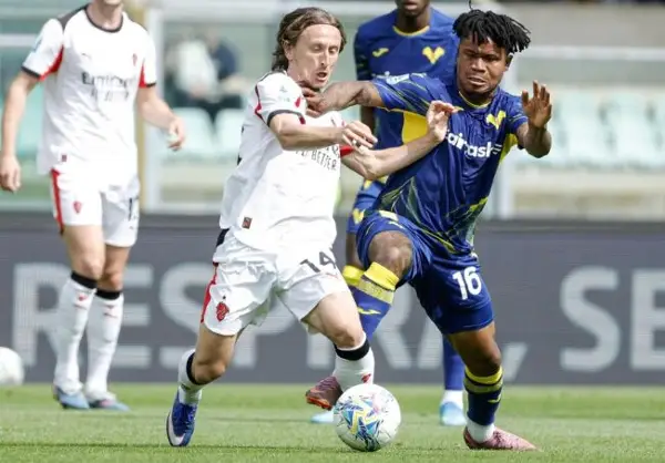 (Видео) Фудбалер на Верона се степа со навивачите