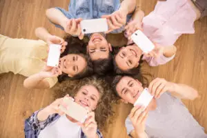 ЕУ воведува апликација што сè менува: Како отсега ќе се проверува возраста преку интернет?