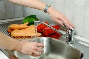 Мислите дека заштедувате време – еве зошто врелата вода од чешма може да биде опасна