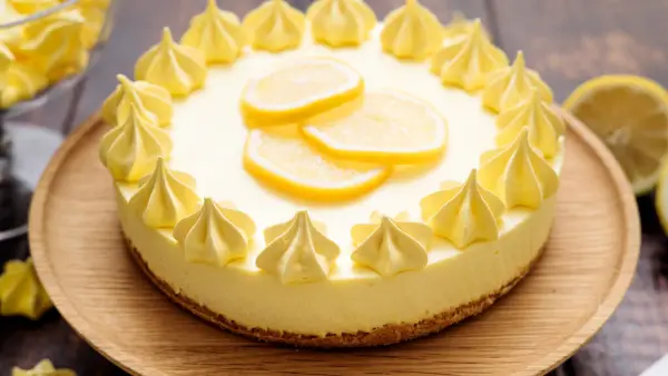 Рецепт за чискејк со лимон и прелив од бело чоколадо: Ќе ве освежи како ништо досега!