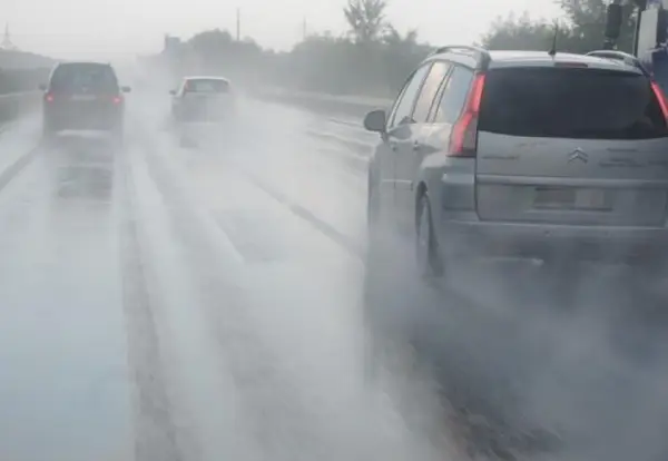 АМСМ: Сообраќајот во државата се одвива непречено, по влажни коловози