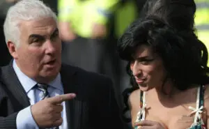 Таткото на Ејми Вајнхаус го загуби судскиот спор за нејзините лични предмети