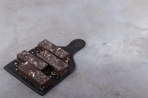 Рецепт за домашни „Bounty“ чоколади: Готови за 15 минути, а ви требаат само 3 состојки